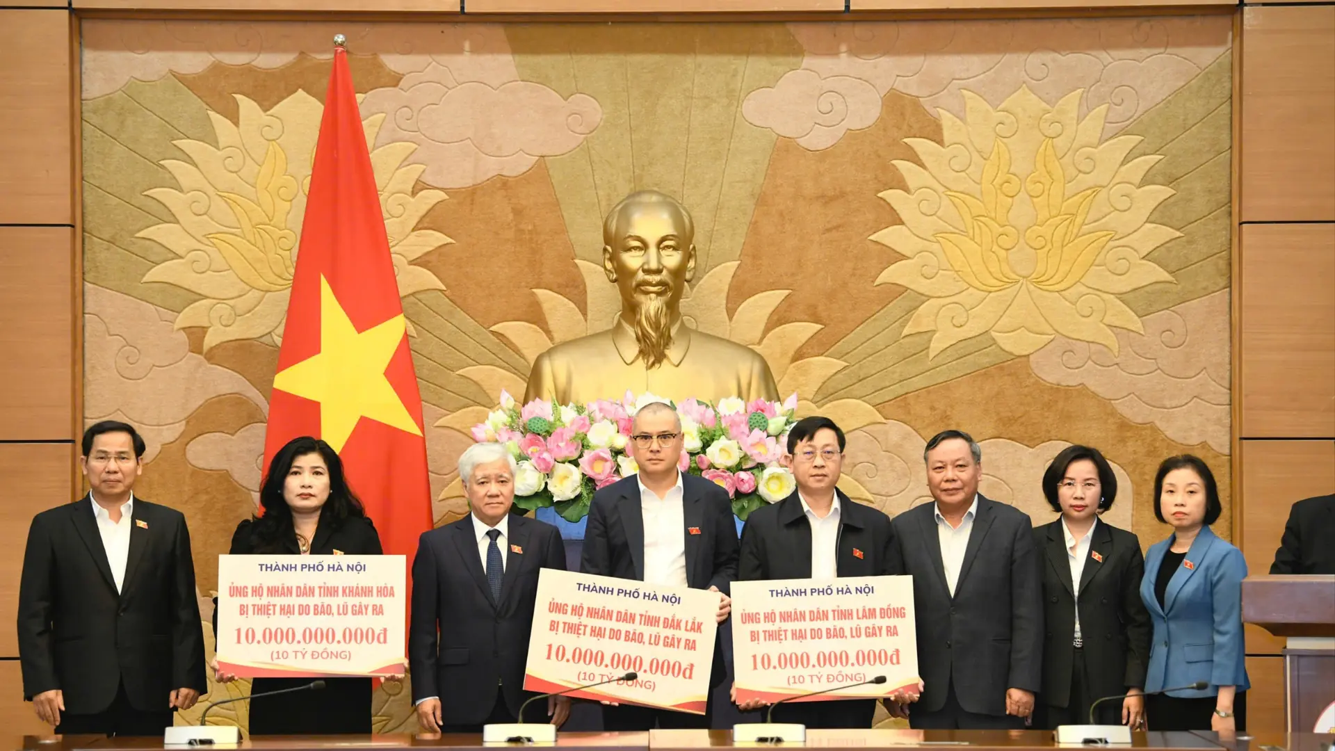 Hà Nội hỗ trợ 30 tỷ đồng ủng hộ ba tỉnh bị lũ lụt